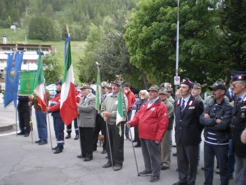 Da sinistra il gofalone comunale e le  rappresentanze con labari e bandiere: le Fiame Verdi, le associazioni dei Carabinieri e d