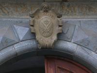 1917 -Stemma in pietra posdto sulla serraglia del portone del municipio.