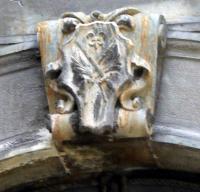 1917-Sondrio, ex palazzo del Tribunale. Stemma in pietra verde di Tresivio sulla porta laterale.