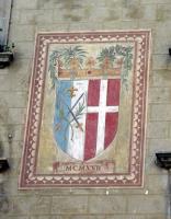 1917-Lo stemma sulla facciata del Municipio è stato ideato dall'ing. Antonio Giussani e pone "in palo" lo stemma civic