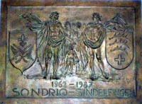 1987-Sondrio, corte del Municipio. Lo stemma in un bassobilievo di bronzo realizzato dallo scultore Giuseppe Abramini di Delebio