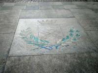 Anni '90 del xx secolo, Sondrio stemma nella pavimentazione stradale all'incrocio fra le vie Battisti e Trieste.