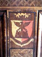 1936-Tirano,Santuario. Lo stemma intarsiato in un banco dell'altare della B.V. (Opera di Marino ed Enrico Andreola)