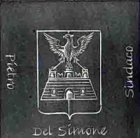 2005-stemma inciso su un lato del cubo di pietra ollare posto sul luogo dell'apparizione nel 500° della posta della prima pietra