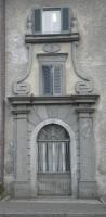 XX sec. uno dei due portali dell'ospedale civile ispirati a un noto disegno del Vignola alla sommità del quale è stato posto lo 