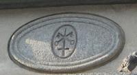 XX secolo, Morbegno, particolare dello stemma inciso su granito posto alla sommità del portale dell'ospedale