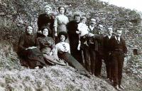I nonni con gli amici in una scampagnata alla Manescia dei Rocca