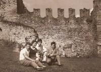 1975 in visita con gli amici Sala ai castelli di Grosio
