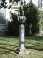 1988, Sondrio, giardino di palazzo Botterini de'Pelosi (ex sede Cariplo in via Cesura), busto di Luigi Torelli,opera di S. Pisan