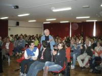 foto 1 Lazic Zvonko riceve il saluto degli studenti. Dietro di lui la figlia e i nipoti