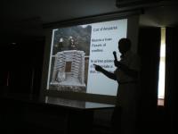 Foto 4 Alan Poletti illustra il suo intervento. Nella slide il monumento che ricorda don Cirillo Vitalini sul "sentiero del