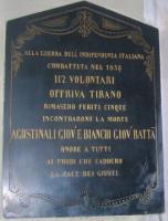 Lapide ai caduti e ai combattenti per l'indipendenza di Tirano, di esemplare laicità, voluta da don Albonico all'interno della p