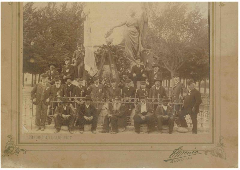 Sondrio, 4 luglio 1907, reduci al monumento (Foto Museo Valtellinese di Storia e Arte)