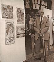 Tirano 1978, Gildo Lotici ripreso presso le sue opere esposte ai Portici di Viale Italia.