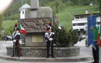 Aprica ore 18: il monumento ai Caduti con la scorta d'onore dei Carabinieri in Grande uniforme speciale all'inizio della cerimon