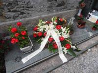 L'omaggio floreale sulla tomba del coordinatore del salvataggio degli Ebrei del campo di internamento di Aprica.
