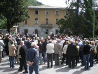 Una panoramica della manifestazione. Sullo sfondo il Commissariato di Polizia di frontiera di Madonna di Tirano.